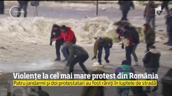 Violenţe la protestul de miercuri seara. Jandarmii au folosit gaze lacrimogene