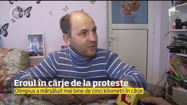 Nu are un PICIOR, dar a ieşit în stradă! Olimpius, eroul în cârje de la proteste