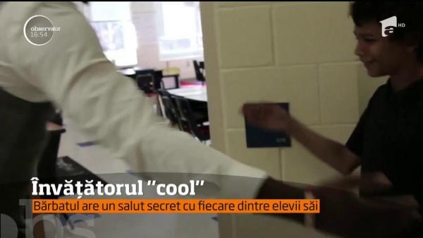 Este cel mai COOL învăţător! Bărbatul are un salut secret cu fiecare dintre elevii săi (VIDEO)