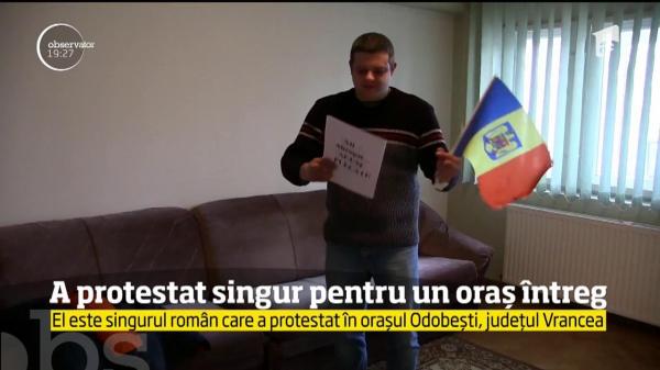 Un tânăr a stârnit un val uriaş de simpatie. A protestat singur, pentru un oraș întreg