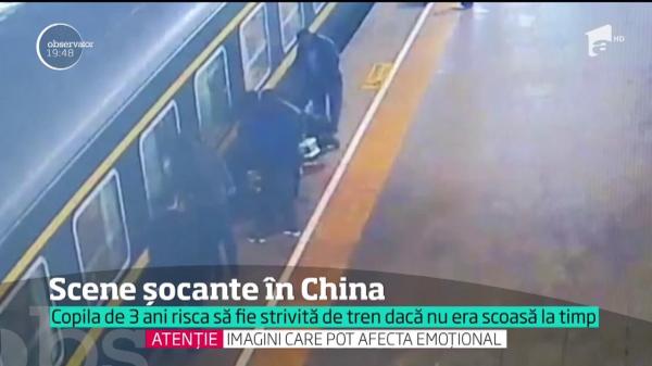 Scene şocante într-o gară din China! O fetiţă a căzut în spaţiul creat între tren şi peron