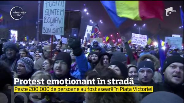 Protest emoţionant în stradă. Peste 200.000 de persoane au fost aseară în Piaţa Victoriei