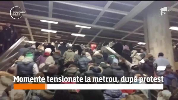 Momente tensionate la metrou, după protest. Trenurile n-au mai oprit în staţie la Piaţa Victoriei