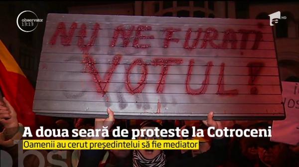 Câteva mii de persoane au protestat în fața Palatului Cotroceni. Ele au cerut să le fie respectat votul din decembrie