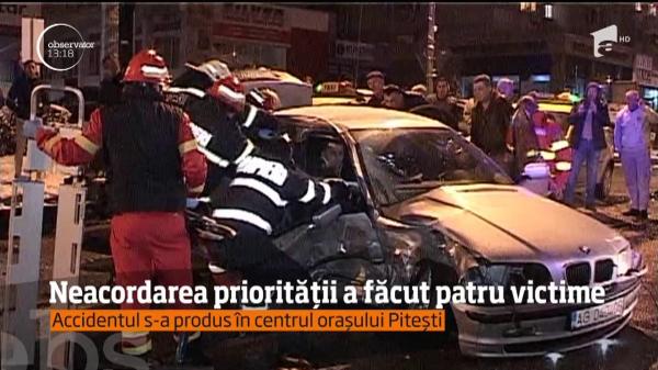 Neacordarea priorității a făcut patru victime! Accidentul s-a produs în centrul orașului Pitești (VIDEO)