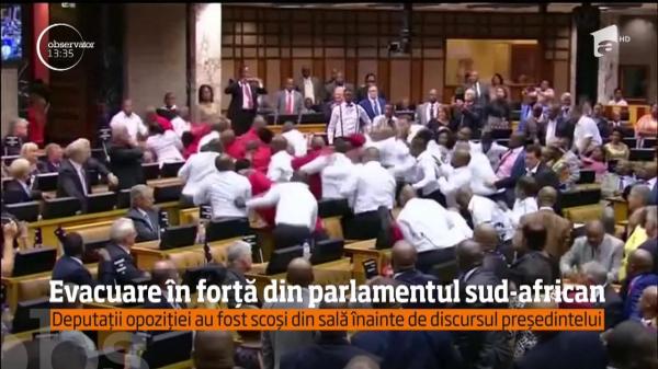 Evacuare în forță din Parlamentul sud-african! Deputații opoziției au fost scoși din sală înainte de discursul președintelui (VIDEO)
