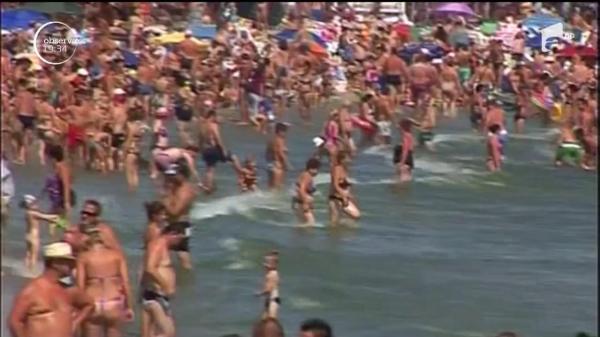 După ce s-a topit zăpada, plajele din România au rămas acoperite cu gunoaie