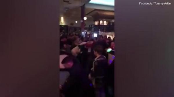 Bătaie generală într-un bar. Imagini INCREDIBILE surprinse de un şofer (VIDEO)