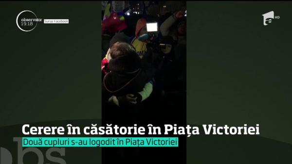 Dragoste în vreme de proteste. Doi protestatari şi-au cerut iubitele de soţii în Piața Victoriei, la manifestație