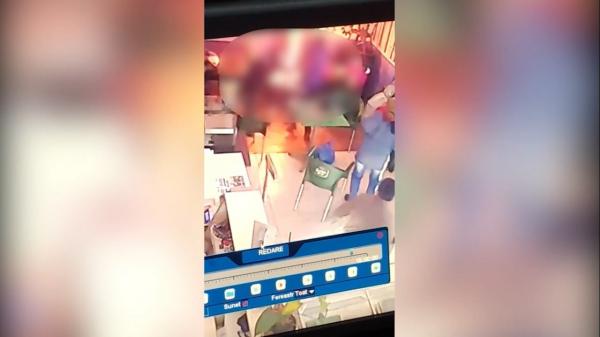 CAZ ŞOCANT în Bacău! O femeie cu doi copii a fost INCENDIATĂ într-un fast-food chiar de soţul ei. IMAGINI surprinse de camerele de supraveghere