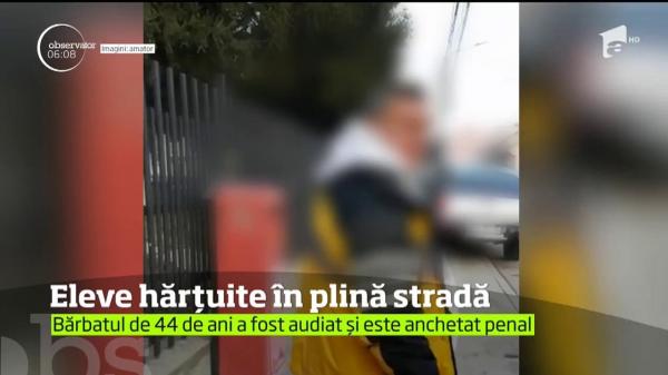Hărţuite în plină stradă! Un individ s-a dezbrăcat de pantaloni în faţa a trei eleve din Craiova