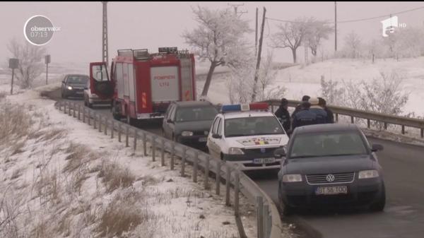Maşină făcută PRAF, după ce s-a izbit de un cap de pod, în Botoşani. Două persoane se aflau în maşină (VIDEO)