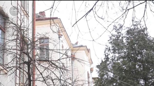 Şi-a pus în pericol viaţa, din dragoste! Un elev, OLIMPIC la informatică, a vrut să se arunce de pe un liceu din Zalău, pentru că L-A PĂRĂSIT IUBITA