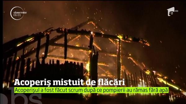 Bărbat scos din flăcări, ÎN ULTIMUL MOMENT! Un incendiu violent a distrus o casă în Caraş-Severin