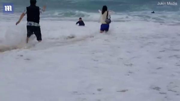 Imagini dramatice: Şapte oameni s-au zbătut să salveze un băieţel de la înec (FOTO şi VIDEO)