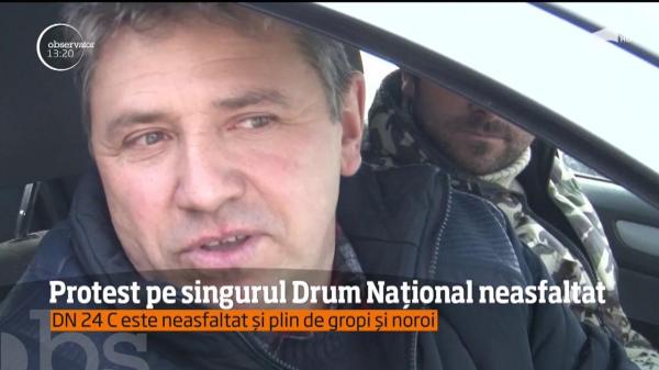 PROTEST cu sute de maşini, pe singurul drum naţional neasfaltat. Gropile adânci l-au scos în stradă şi pe un primar