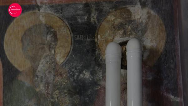 Icoană cu ochii găuriţi pentru ţevile pentru centrala termică, într-o biserică monument din Bucureşti. Cazul e anchetat de autorităţi