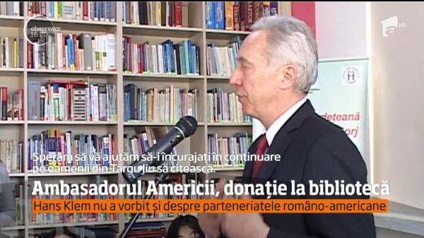 Biblioteca din Târgu Jiu este de acum mai bogată: Ambasadorul SUA în România a făcut o donaţie generoasă instituţiei