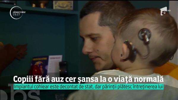 Implantul cohlear, o corvoadă grea pe umerii părinţilor