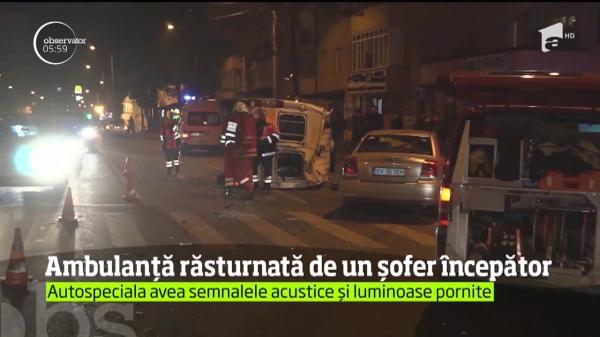 Ambulanță răsturnată de un ŞOFER ÎNCEPĂTOR,  într-o intersecţie din centrul oraşului Suceava