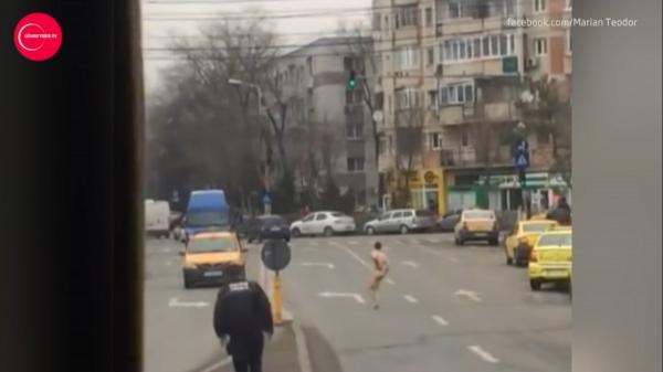 Scene-delir în Bucureşti: un tânăr care a defilat GOL-GOLUŢ la metrou e fugărit pe stradă de agenţi (VIDEO, GALERIE FOTO)