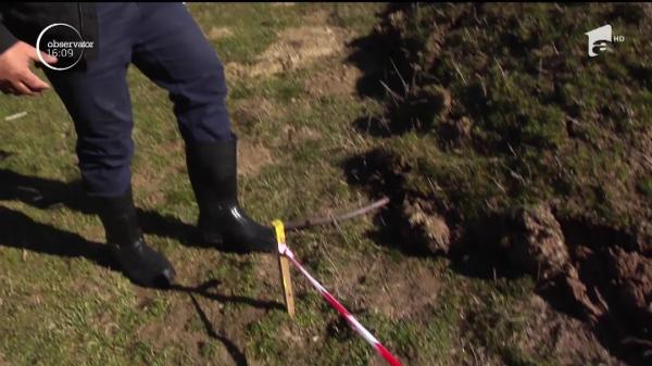 Pământul a luat-o la vale la Izvoarele şi autorităţile nu îi pot ajuta pe oameni