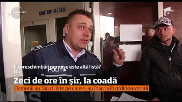 Cozi URIAŞE la „Permise şi Înmatriculări“ din Iaşi. Oamenii rămân şi peste noapte aici, pentru a nu-şi pierde rândul