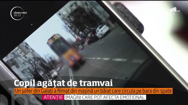 Inconştienţă EXTREMĂ! Un copil din Galaţi a fost surprins în timp ce călătorea ATÂRNAT de tramvai