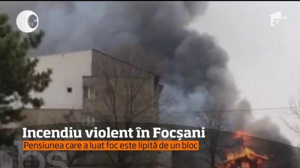 FOC PUTERNIC, la Focşani! O pensiune de lângă un bloc şi o benzinărie, a fost cuprinsă de flăcări (VIDEO)