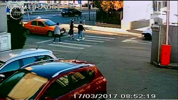 Eleve au fost spulberate de un taxi chiar pe trecerea de pietoni!