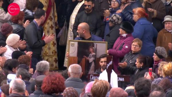 SCENE EMOŢIONANTE: Ileana Ciuculete, condusă pe ultimul drum cu aplauze şi petale de trandafir