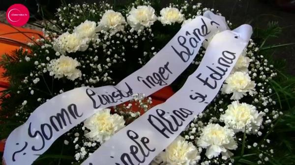 Imagini COPLEŞITOARE de la înmormântarea tinerei împuşcate în cap de fostul iubit, la Oradea. Mama Daliei, în transă lângă sicriu (VIDEO)