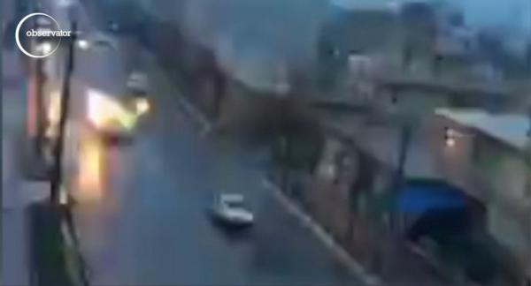 Cât de ghinionişti pot fi? I-a lovit trăsnetul pe stradă, în maşină! (VIDEO)