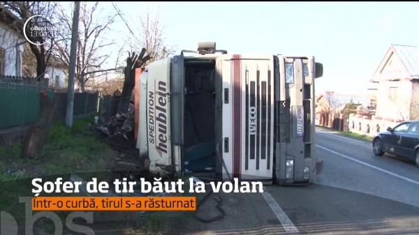 La un pas de-o tragedie! Un şofer de TIR s-a urcat băut la volan şi s-a răsturnat pe o şosea din Dâmboviţa (VIDEO)
