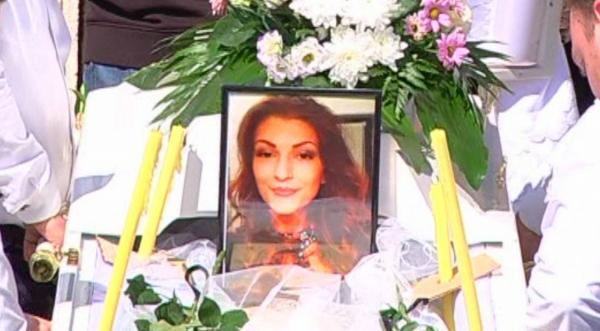 DURERE FĂRĂ MARGINI la înmormântarea tinerei ucise de avocatul beat din Iaşi. Peste 800 de oameni au condus-o pe ultimul drum pe Alexandra