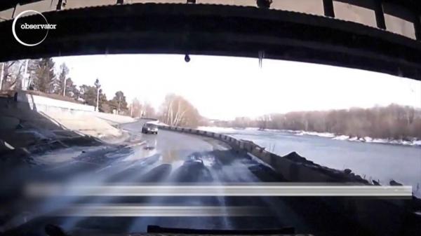 Şi-a văzut moartea cu ochii: un şofer şi-a filmat momentul când a plonjat cu maşina în apă