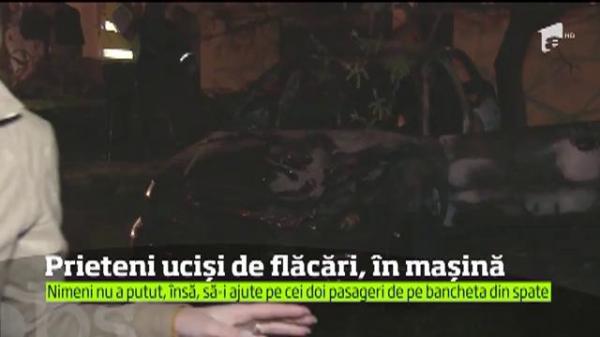 O glumă le-a fost FATALĂ! Doi tineri ARŞI DE VII, după ce şoferul s-a izbit cu maşina de un copac şi a fugit