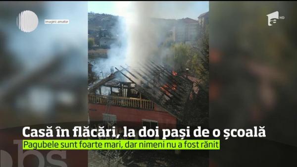 Momente DRAMATICE la Dej. O casă a fost DISTRUSĂ de flăcări imense! O școală, în pericol!