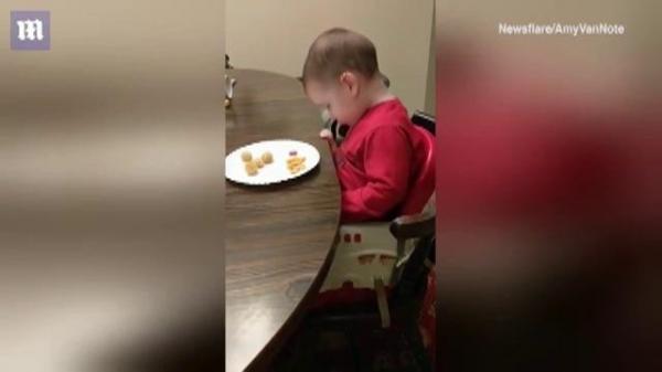 A pierdut lupta cu Moş Ene. Imaginile cu acest băieţel topesc inimi VIDEO