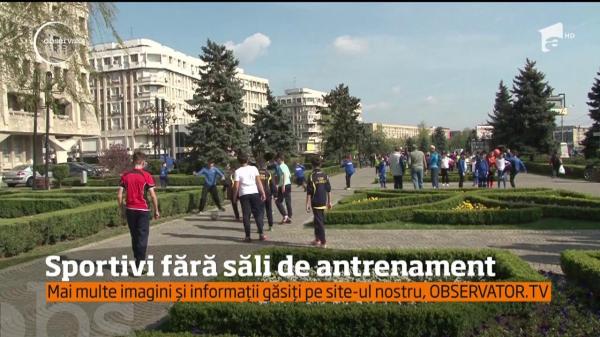 Clubul Sportiv din Ploieşti, cu lacăt pe uşă. Leonard Doroftei a protestat alături de antrenorii şi tinerii care ar rămâne fără sala de antrenament din cauza Primăriei