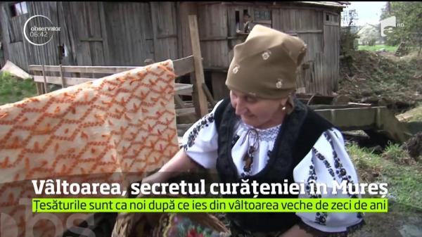 Curăţenie ca pe vremuri. Înainte de Paşti, în Mureş, ţesăturile se spală după o metodă veche