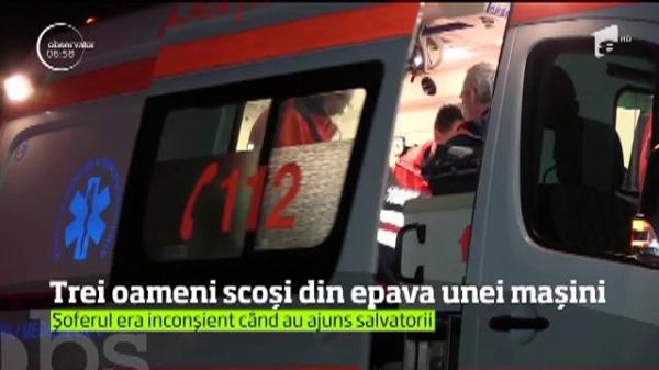 Grav accident în Bistriţa-Năsăud: O maşină s-a făcut PRAF după ce şoferul a lovit ÎN PLIN un cap de pod. Trei persoane au rămas ÎNCARCERATE