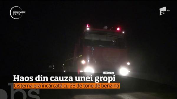 O cisternă, încărcată cu 23 tone de benzină, s-a răsturnat  în judeţul Brăila