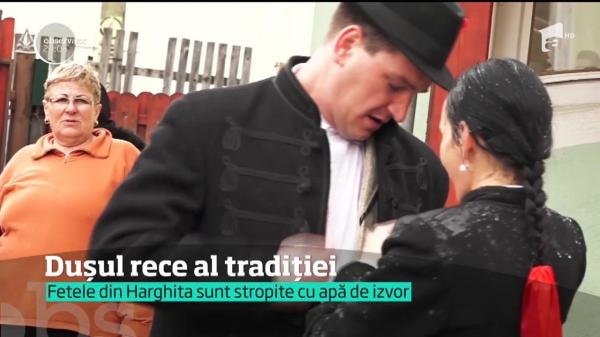 În a doua zi de Paşte, fetele din Ardeal sunt UDATE DIN CAP PÂNĂ ÎN PICIOARE. Totul, de dragul tradiţiei