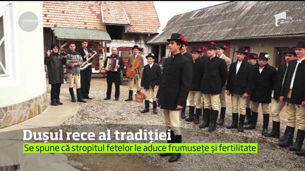 Tradiţia din Ardeal în a doua zi de Paşte le întrece pe toate! Udatul fetelor, obiceiul păstrat din bîtrâni