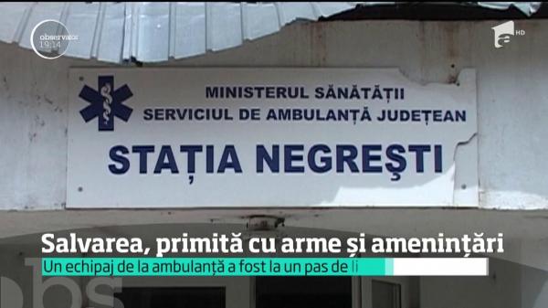 Un echipaj de la Ambulanţă a fost alergat cu iatagane, săbii şi bâte de rudele unei paciente