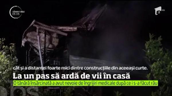 La un pas SĂ ARDĂ DE VII! Doi soţi au reuşit să scape în ULTIMUL MOMENT din casa cuprinsă de flăcări