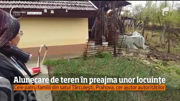 Locuinţe în pericol să fie înghiţite de pământ! Precipitaţiile au provocat alunecări de teren în Prahova (VIDEO)