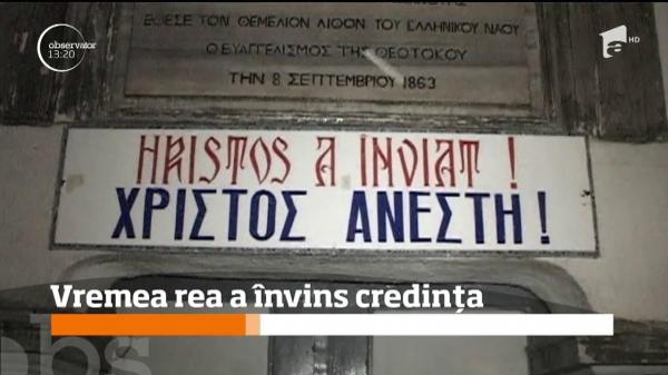 Credincioşii care au vrut să ia agheasmă de la Biserica Greacă din Brăila, învinşi de vremea rea