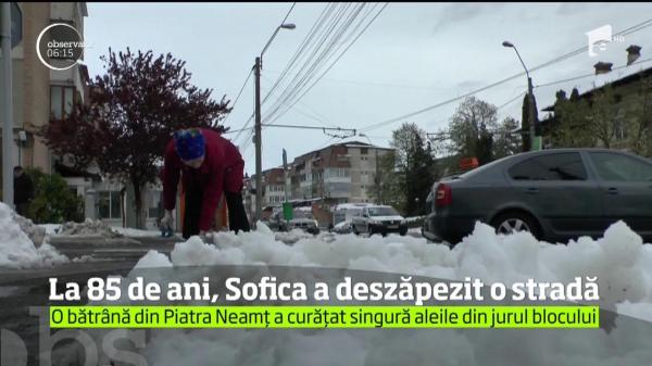 O bunicuță de 85 de ani din Piatra Neamț - EXEMPLU în comunitate! Bătrâna a DESZĂPEZIT o stradă întreagă, fără niciun ajutor